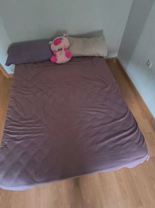 Cama con colchón y almohadas