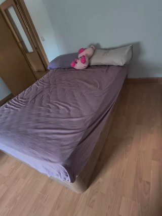 Cama con colchón y almohadas