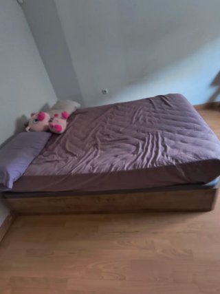 Cama con colchón y almohadas