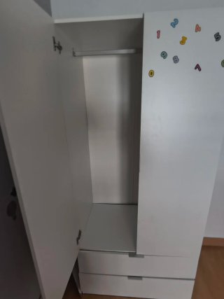 Armario blanco de madera y plástico