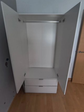 Armario blanco de madera y plástico