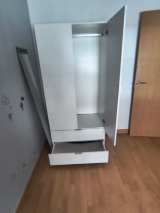Armario blanco de madera y plástico