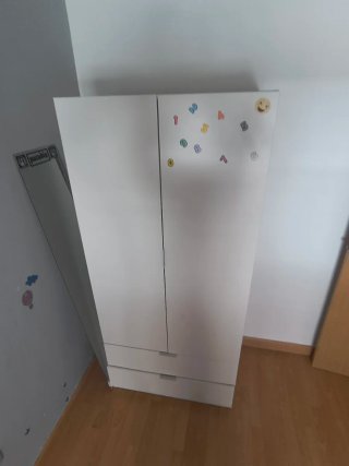 Armario blanco de madera y plástico