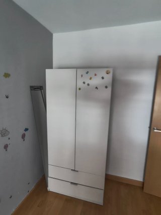 Armario blanco de madera y plástico