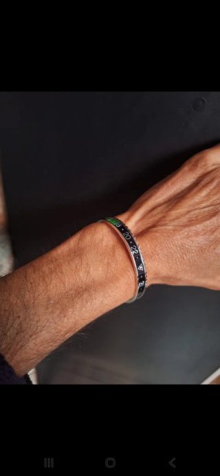 Bracciale rigido semiaperto