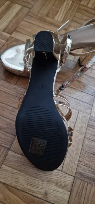 Sandalias doradas tacón tiras finas talla 37