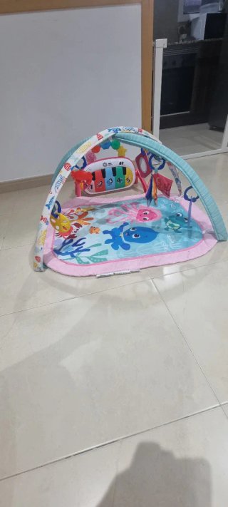 Gimnasio para bebés con piano y arco de juegos.