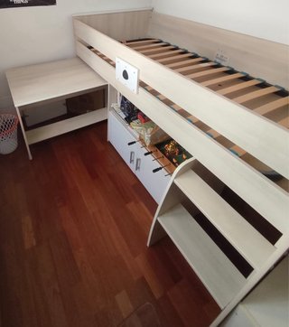 Habitación infantil litera con escritorio