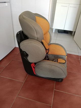 Silla de coche gris y naranja
