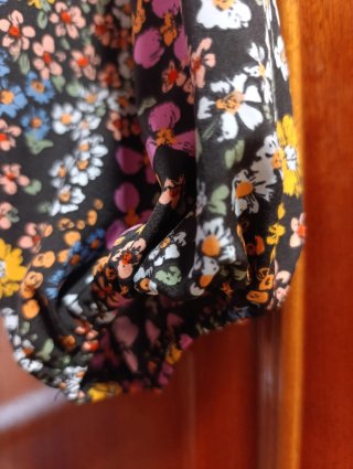 Blusa floral negra con cuello alto