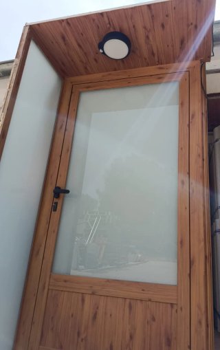 Puerta aluminio imitación madera