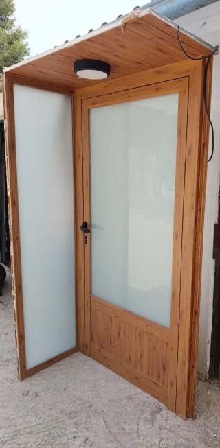 Puerta aluminio imitación madera