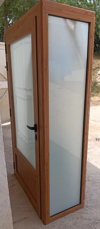 Puerta aluminio imitación madera