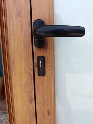 Puerta aluminio imitación madera