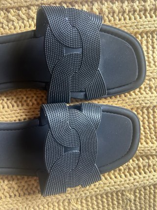 Sandalias planas negras con detalle