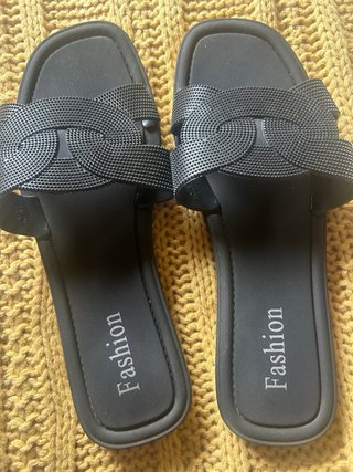 Sandalias planas negras con detalle
