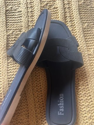 Sandalias planas negras con detalle