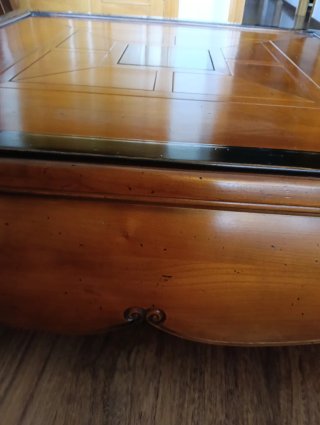 Mesa de madera maciza de cerezo.