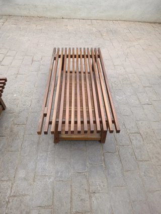 2 bancos de madera con bandeja
