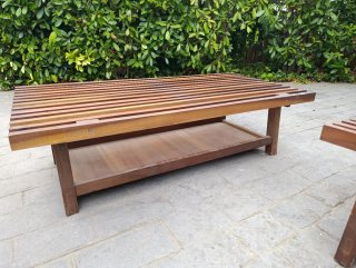 2 bancos de madera con bandeja