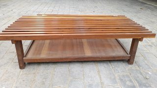 2 bancos de madera con bandeja