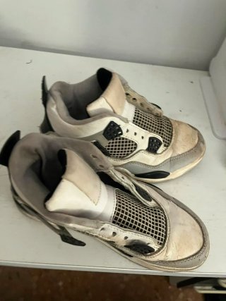 Jordan 4 falsas desgastadas