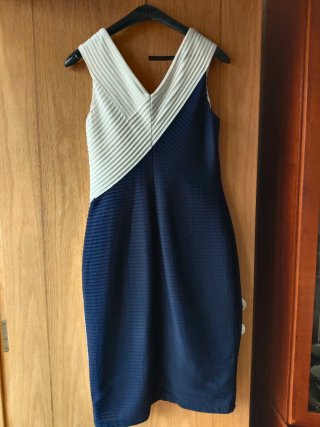 Vestido de fiesta azul y blanco