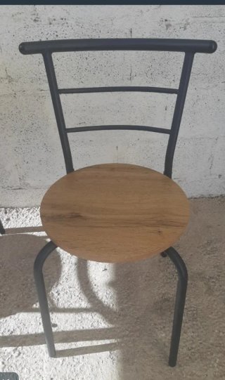 Mesa ovalada y 2 sillas