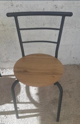 Mesa ovalada y 2 sillas