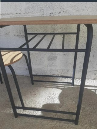 Mesa ovalada y 2 sillas