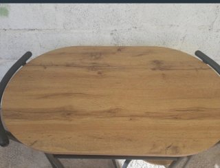 Mesa ovalada y 2 sillas