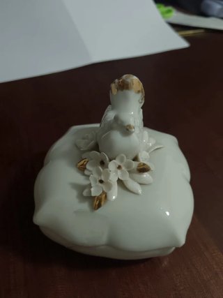 Caja joyero porcelana vintage paloma, con flores.