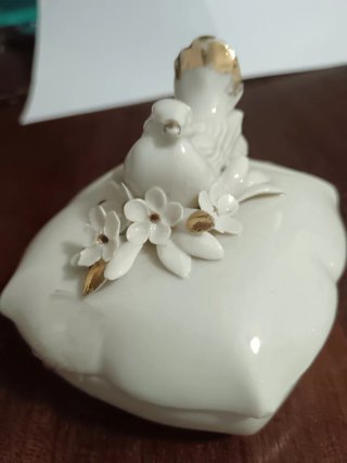 Caja joyero porcelana vintage paloma, con flores.