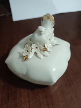 Caja joyero porcelana vintage paloma, con flores.