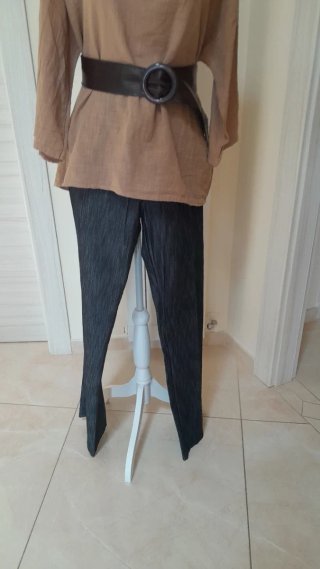Blusa Beige e Pantaloni Grigio