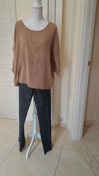 Blusa Beige e Pantaloni Grigio