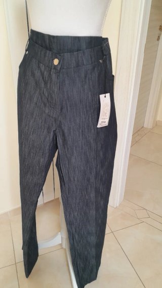 Blusa Beige e Pantaloni Grigio