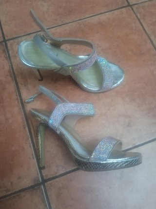 Sandalias de tacón con pedrería