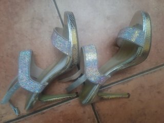 Sandalias de tacón con pedrería