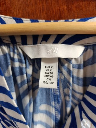 Blusa azul y blanca estampada