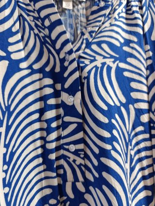 Blusa azul y blanca estampada