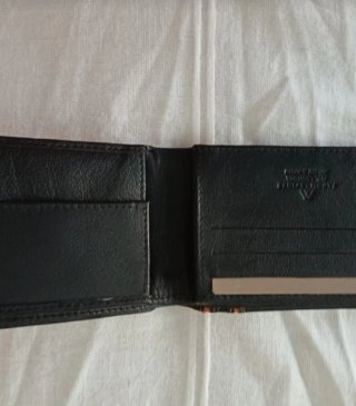 Cartera de piel negra y marrón