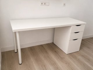 Scrivania bianca con cassetti e scaffale