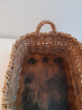 Cestino portafrutta in vimini con base in legno