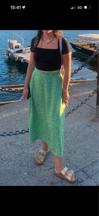 Falda midi floral verde Monki Talla S
