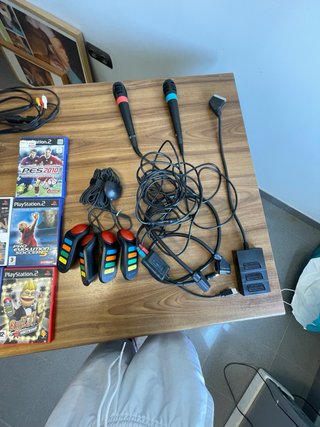 PlayStation 2 con juegos y mandos