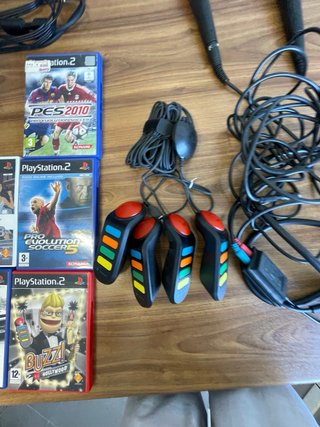 PlayStation 2 con juegos y mandos