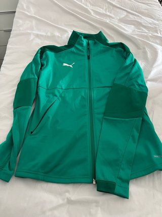 Chaqueta deportiva Puma roja y otra de color verde