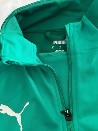 Chaqueta deportiva Puma roja y otra de color verde