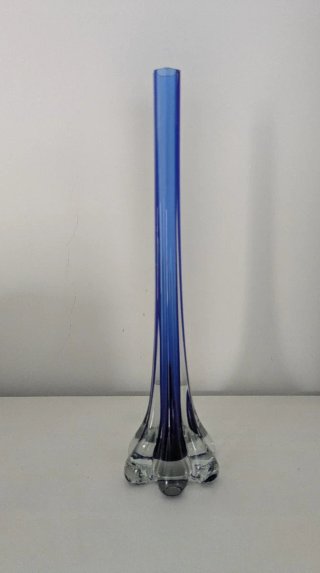 Jarrón de cristal azul y transparente